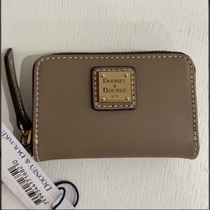 NWT Dooney & Bourke zip around credit card case